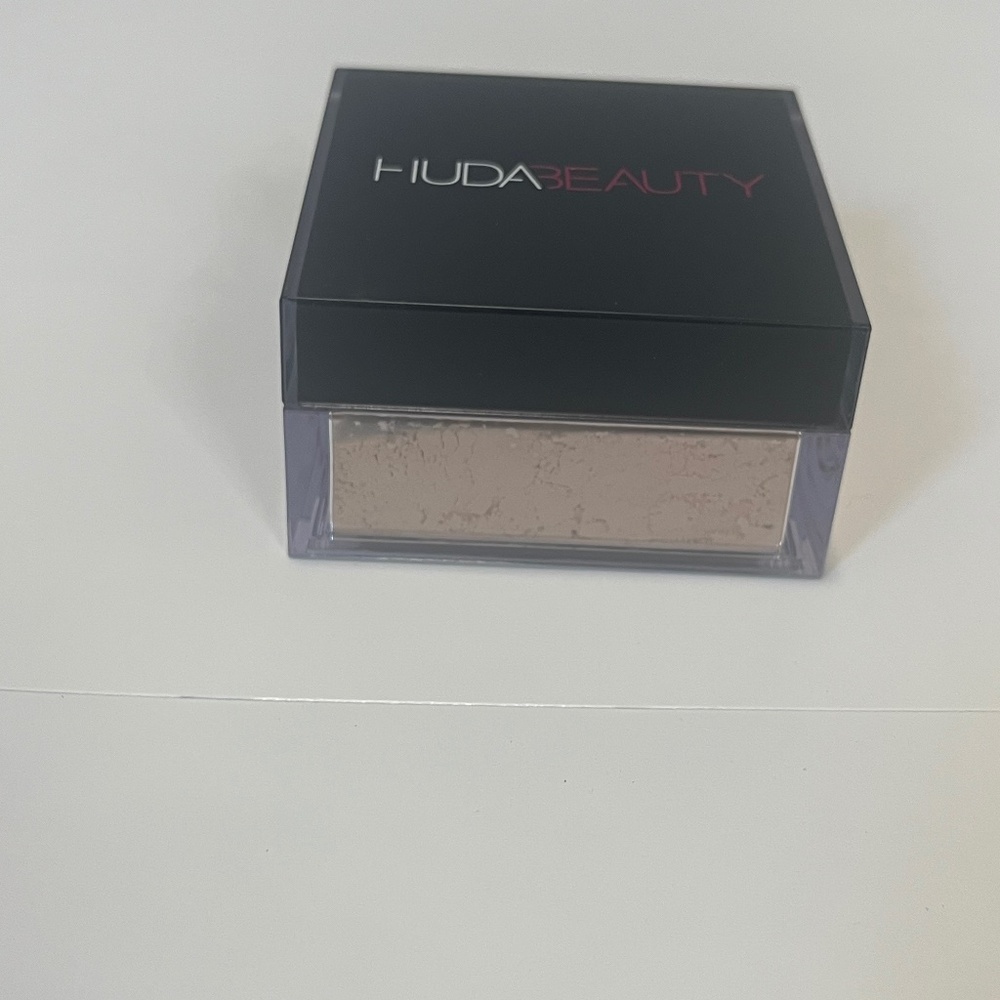 Hues Beauty Banana Bread loose powder